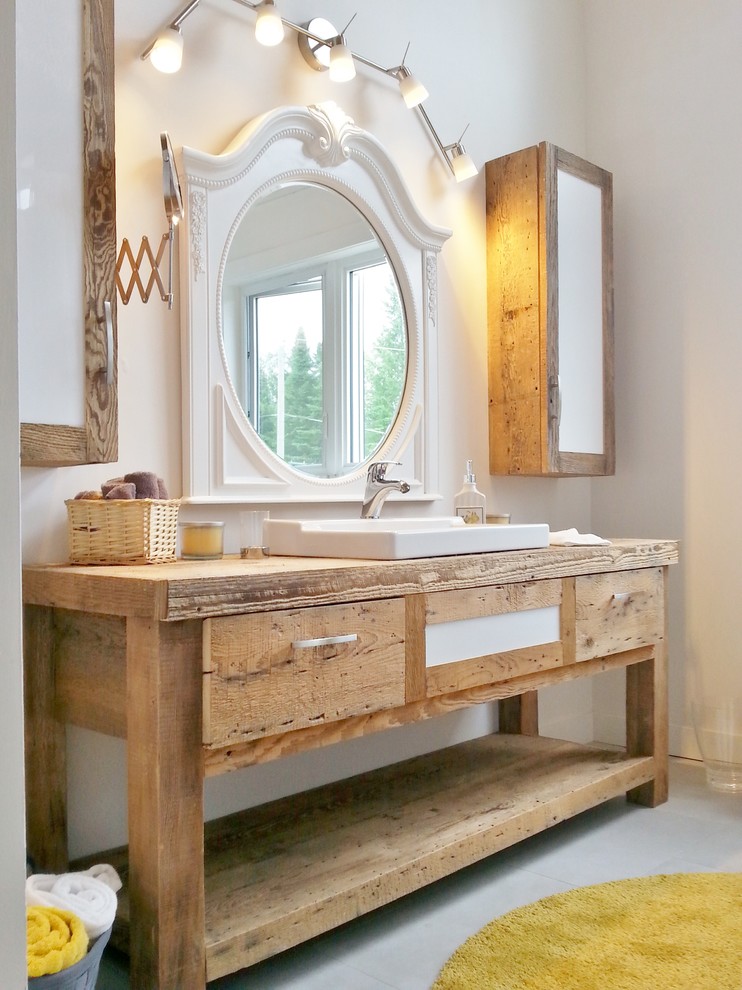 Пример оригинального дизайна: ванная комната в морском стиле с накладной раковиной, фасадами цвета дерева среднего тона, белыми стенами и плоскими фасадами