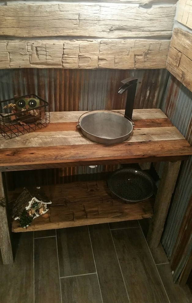 На фото: маленькая ванная комната в стиле рустика с открытыми фасадами, искусственно-состаренными фасадами, полом из линолеума, душевой кабиной, накладной раковиной и столешницей из дерева для на участке и в саду с