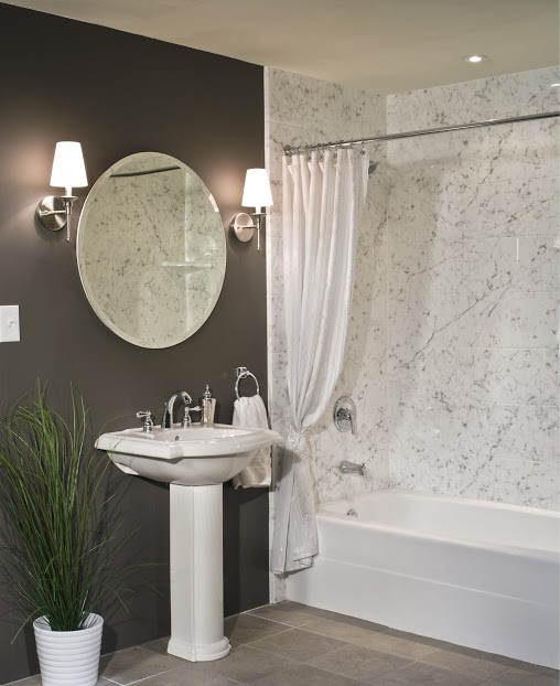 Diseño de cuarto de baño principal de tamaño medio con lavabo con pedestal, bañera empotrada, baldosas y/o azulejos amarillos y paredes grises
