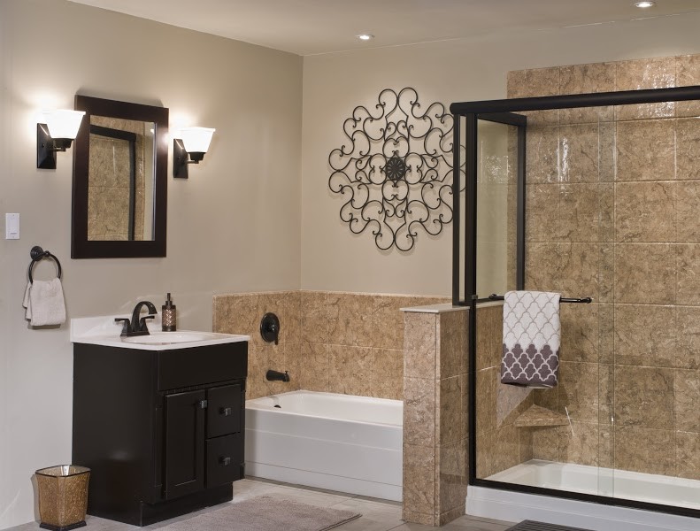 Großes Modernes Badezimmer En Suite mit Waschtischkonsole, schwarzen Schränken, Badewanne in Nische, Eckdusche, beigen Fliesen, Keramikfliesen, beiger Wandfarbe und Keramikboden in Omaha