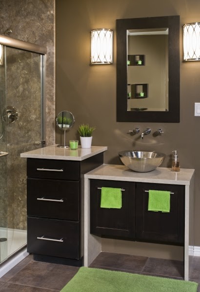 Foto på ett mellanstort funkis badrum med dusch, med ett fristående handfat, svarta skåp, en dusch i en alkov, beige kakel, keramikplattor, beige väggar och klinkergolv i keramik