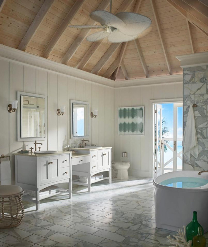 Inspiration pour une grande salle de bain principale traditionnelle avec un placard à porte shaker, des portes de placard blanches, une baignoire indépendante, WC à poser, un carrelage gris, du carrelage en marbre, un mur blanc, un sol en marbre, une vasque et un sol gris.