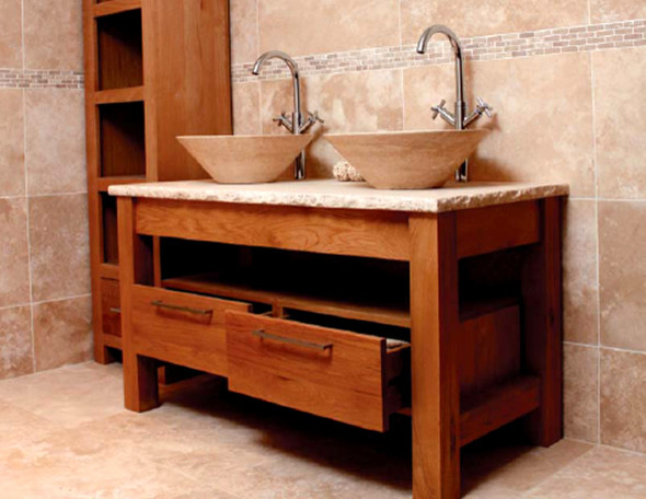 Foto di una stanza da bagno design di medie dimensioni con ante lisce, ante in legno scuro, piastrelle beige, piastrelle in pietra, pareti beige e lavabo a bacinella