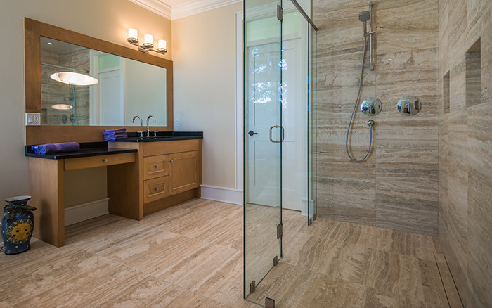 Inspiration för stora moderna badrum med dusch, med luckor med profilerade fronter, skåp i mellenmörkt trä, en kantlös dusch, beige kakel, stenkakel, gula väggar och ett undermonterad handfat