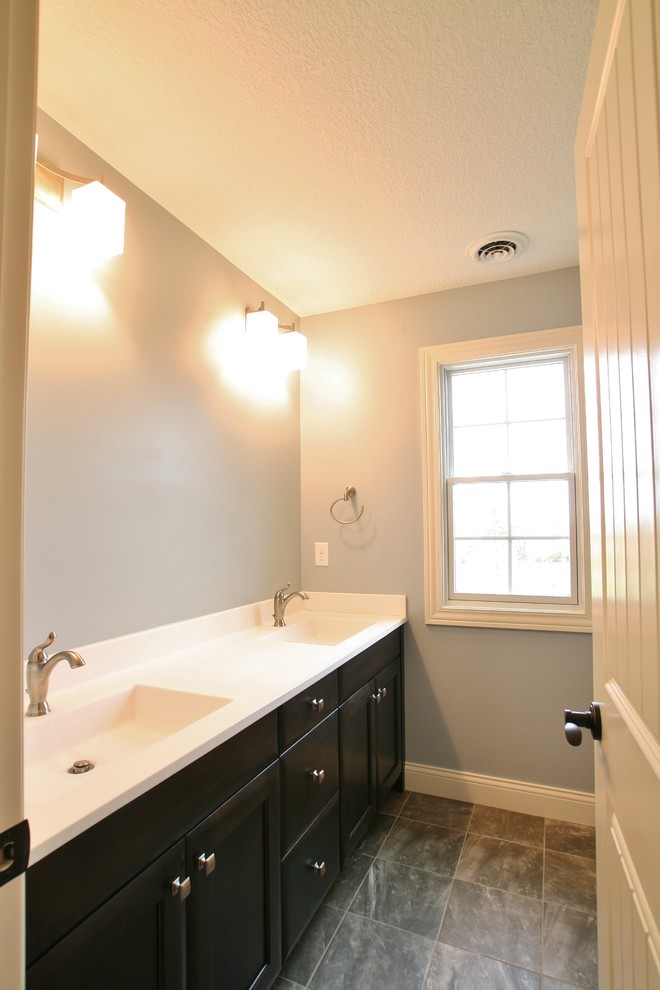 Example of a transitional bathroom design in Chicago