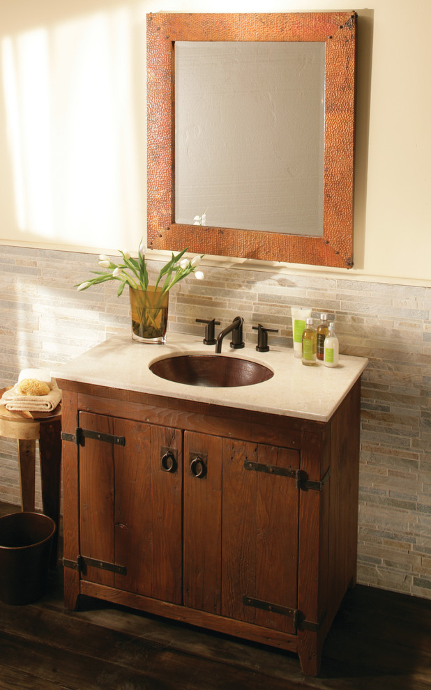 Réalisation d'une salle de bain craftsman en bois foncé de taille moyenne avec un placard en trompe-l'oeil, un mur beige, parquet foncé, un lavabo encastré, un plan de toilette en marbre et un sol marron.