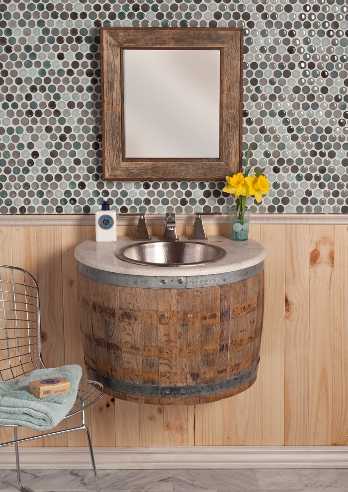 Inspiration pour une salle de bain urbaine en bois foncé de taille moyenne avec un placard en trompe-l'oeil, un carrelage multicolore, mosaïque, un sol en marbre, un lavabo posé, un plan de toilette en marbre et un sol gris.