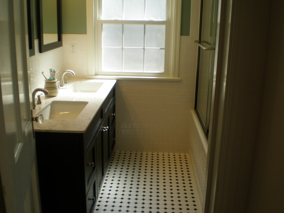 Foto på ett litet vintage badrum med dusch, med skåp i shakerstil, svarta skåp, en dusch i en alkov, vit kakel, tunnelbanekakel, gröna väggar, linoleumgolv, ett undermonterad handfat och bänkskiva i akrylsten