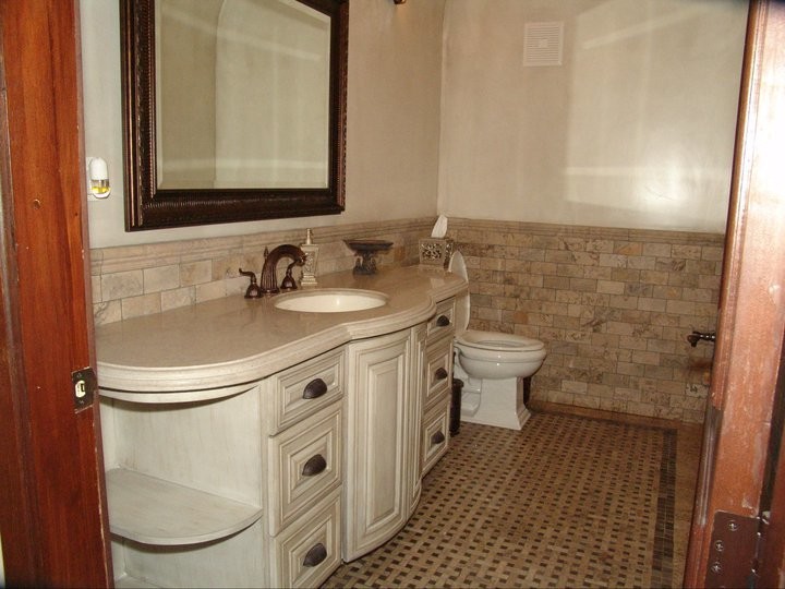 Ejemplo de cuarto de baño tradicional con lavabo encastrado, puertas de armario beige, encimera de cuarcita, sanitario de una pieza, baldosas y/o azulejos beige, baldosas y/o azulejos de cerámica, suelo con mosaicos de baldosas y aseo y ducha