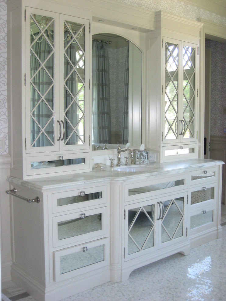 Foto på ett mellanstort vintage en-suite badrum, med vita skåp, marmorbänkskiva och mosaikgolv