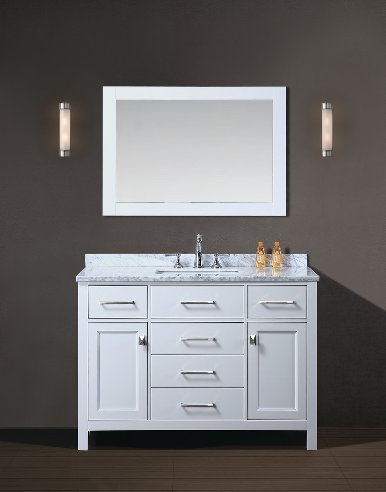 Modern inredning av ett litet badrum med dusch, med skåp i shakerstil, skåp i mörkt trä och marmorbänkskiva