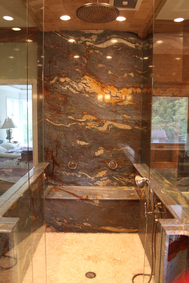 Idée de décoration pour une salle de bain principale tradition avec un plan de toilette en granite.