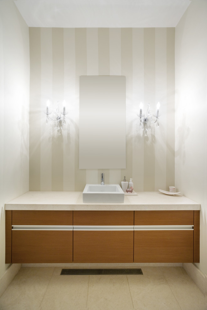Imagen de cuarto de baño minimalista pequeño con lavabo encastrado, armarios con paneles lisos, puertas de armario de madera oscura, encimera de cuarzo compacto y paredes beige
