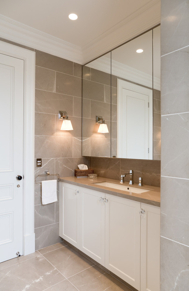 Inspiration för mellanstora klassiska brunt en-suite badrum, med ett undermonterad handfat, luckor med infälld panel, vita skåp, marmorbänkskiva, grå kakel, stenkakel, grå väggar och marmorgolv