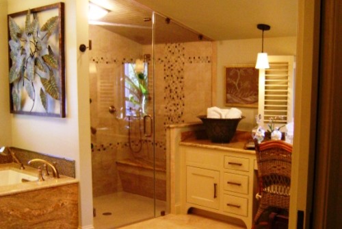 Bild på ett stort vintage en-suite badrum, med möbel-liknande, vita skåp, ett badkar i en alkov, en dusch i en alkov, en toalettstol med separat cisternkåpa, grå väggar, marmorgolv, ett undermonterad handfat, granitbänkskiva, beiget golv och dusch med gångjärnsdörr