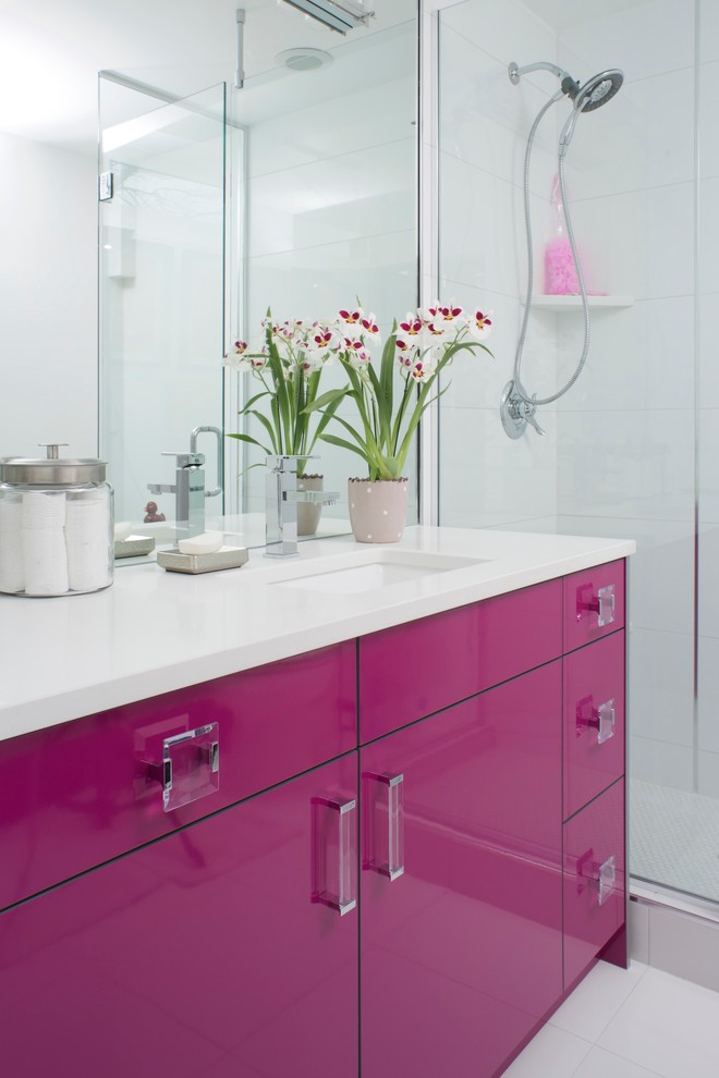 Стильный дизайн: ванная комната в современном стиле с врезной раковиной, плоскими фасадами, душем в нише и белой плиткой - последний тренд