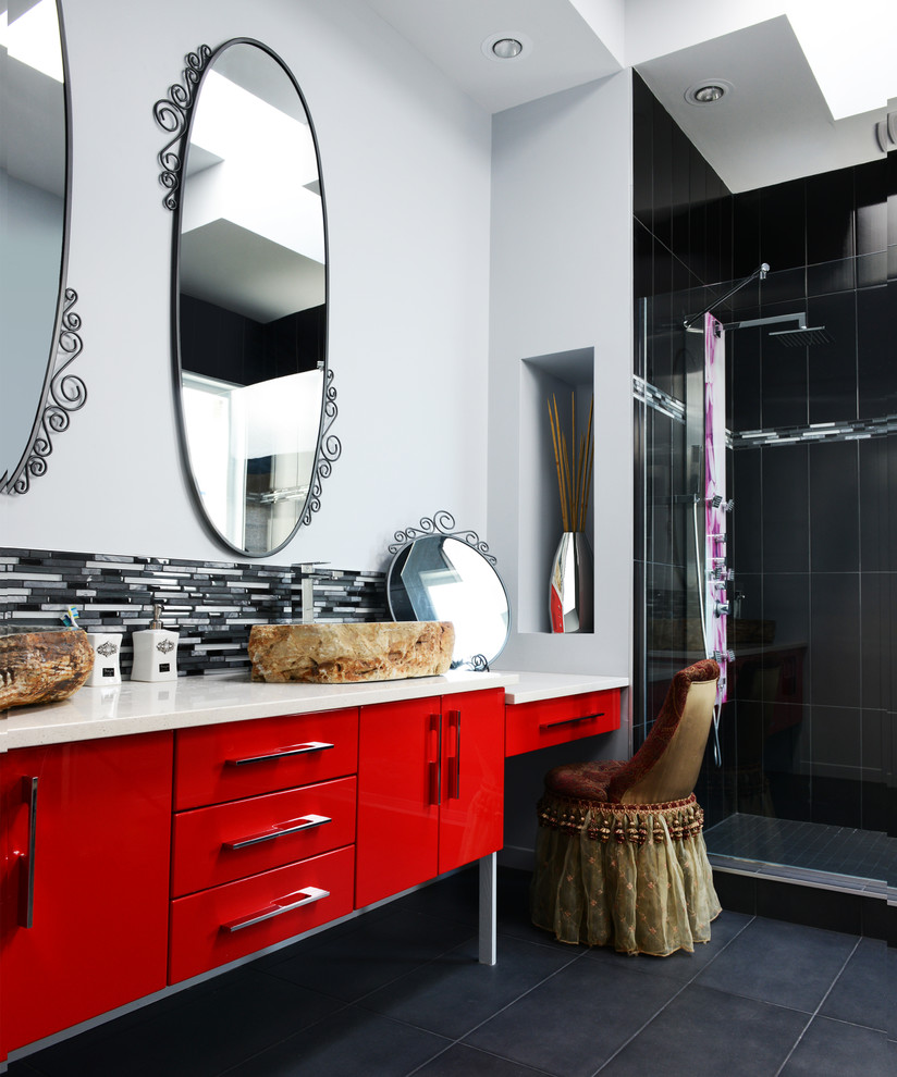 Inspiration pour une douche en alcôve principale minimaliste avec un lavabo de ferme, un placard à porte plane, des portes de placard rouges, un carrelage gris, des carreaux de porcelaine et un mur blanc.