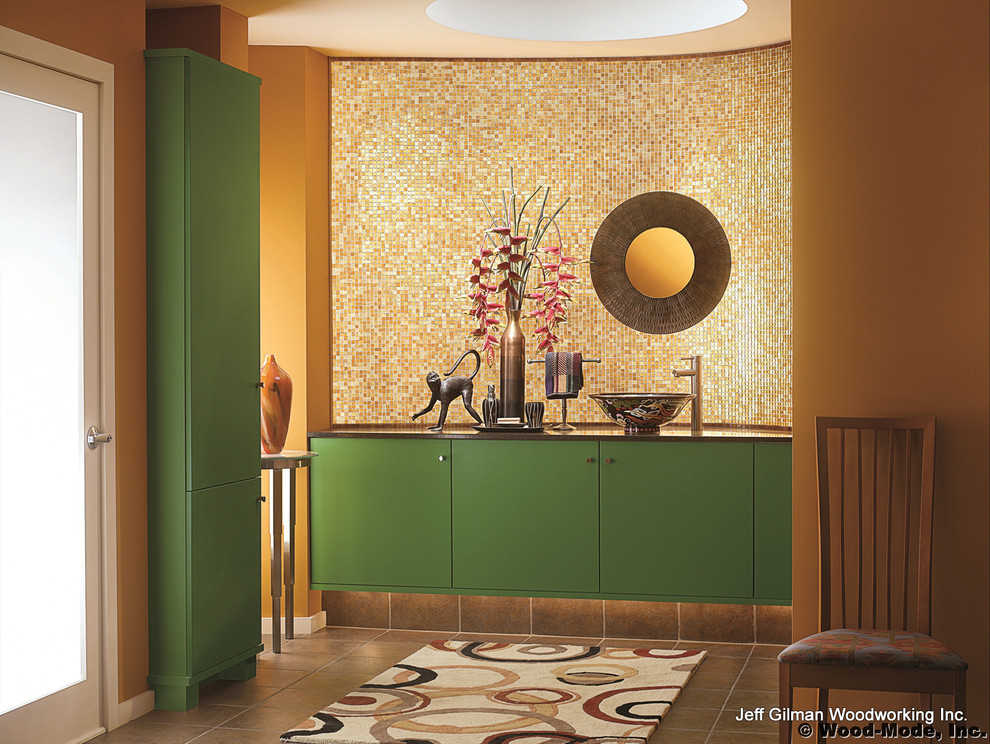 Свежая идея для дизайна: большая ванная комната в стиле модернизм с настольной раковиной, фасадами островного типа, зелеными фасадами, столешницей из гранита, бежевой плиткой и керамической плиткой - отличное фото интерьера