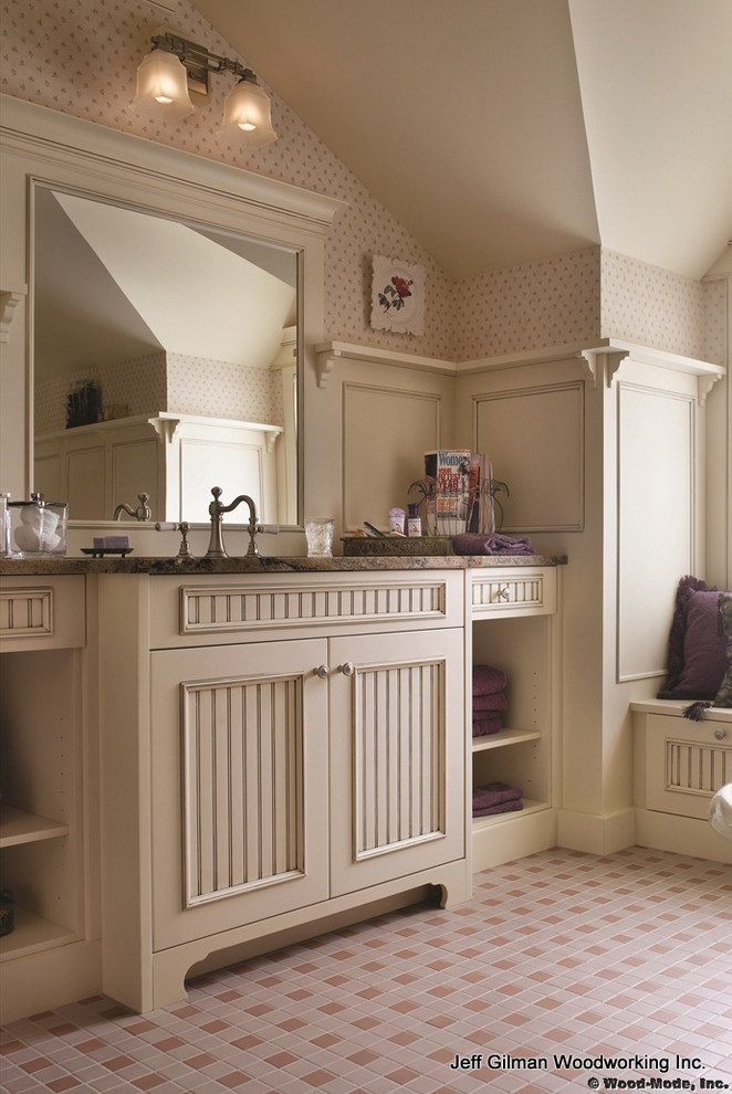 Klassisk inredning av ett stort badrum, med ett undermonterad handfat, luckor med upphöjd panel, vita skåp, granitbänkskiva, ett badkar med tassar och en hörndusch