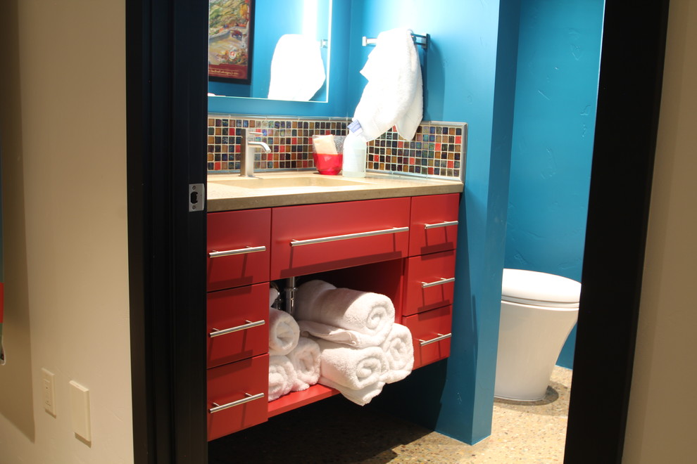 Kleines Modernes Badezimmer mit integriertem Waschbecken, verzierten Schränken, roten Schränken, Granit-Waschbecken/Waschtisch, Eckdusche, Toilette mit Aufsatzspülkasten, farbigen Fliesen und Keramikfliesen in Dallas