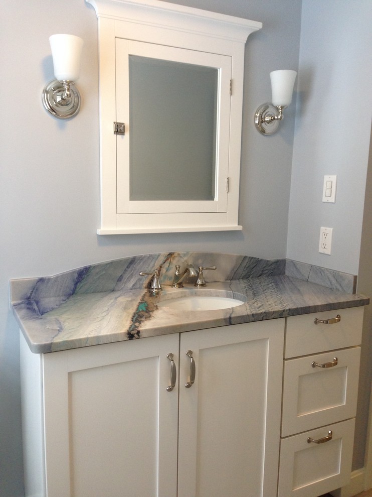 Esempio di una piccola stanza da bagno stile marino con lavabo sottopiano, ante in stile shaker, ante bianche, top in granito, vasca ad alcova, WC a due pezzi, piastrelle bianche, piastrelle in ceramica, pareti blu e pavimento in gres porcellanato
