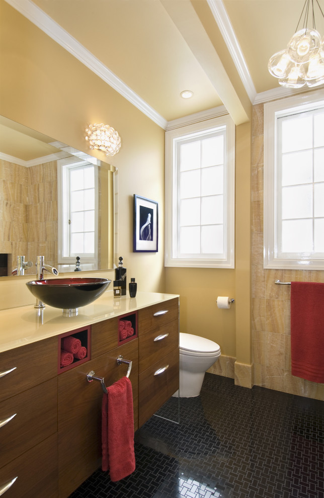 Foto de cuarto de baño actual con lavabo sobreencimera, suelo con mosaicos de baldosas y suelo negro
