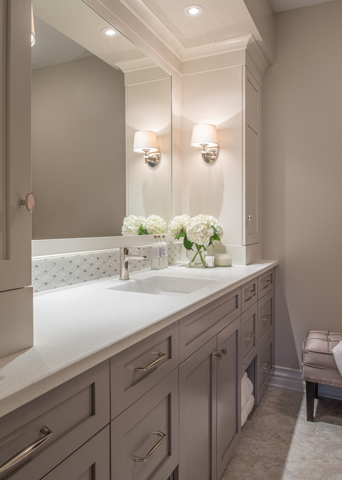 Inspiration för ett stort vintage en-suite badrum, med ett integrerad handfat, skåp i shakerstil, grå skåp, bänkskiva i akrylsten, vit kakel, mosaik, grå väggar och linoleumgolv