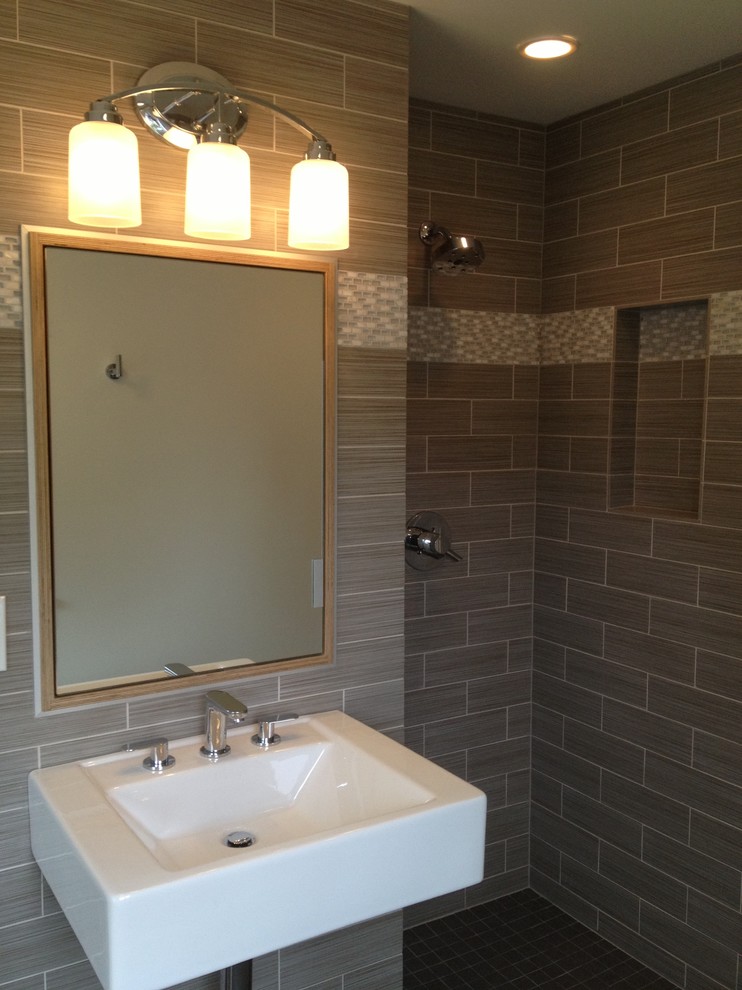 Esempio di una stanza da bagno minimalista di medie dimensioni con zona vasca/doccia separata, pareti grigie, lavabo sospeso e doccia aperta