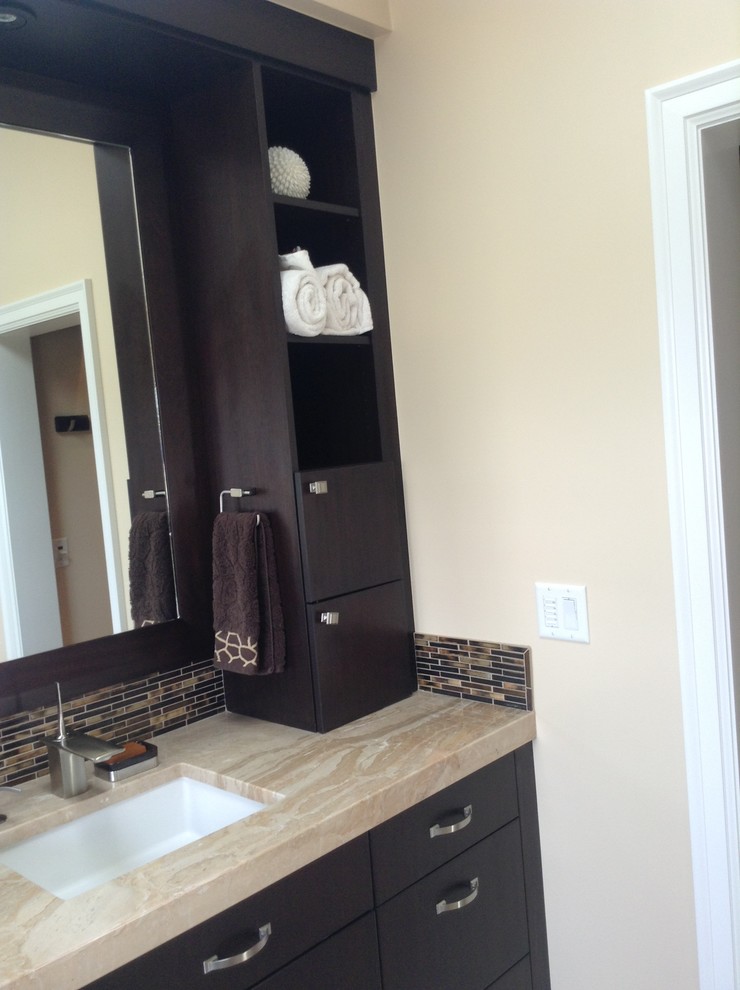 Esempio di una stanza da bagno padronale minimal di medie dimensioni con lavabo sottopiano, consolle stile comò, ante in legno bruno, top in granito, piastrelle marroni e piastrelle a listelli