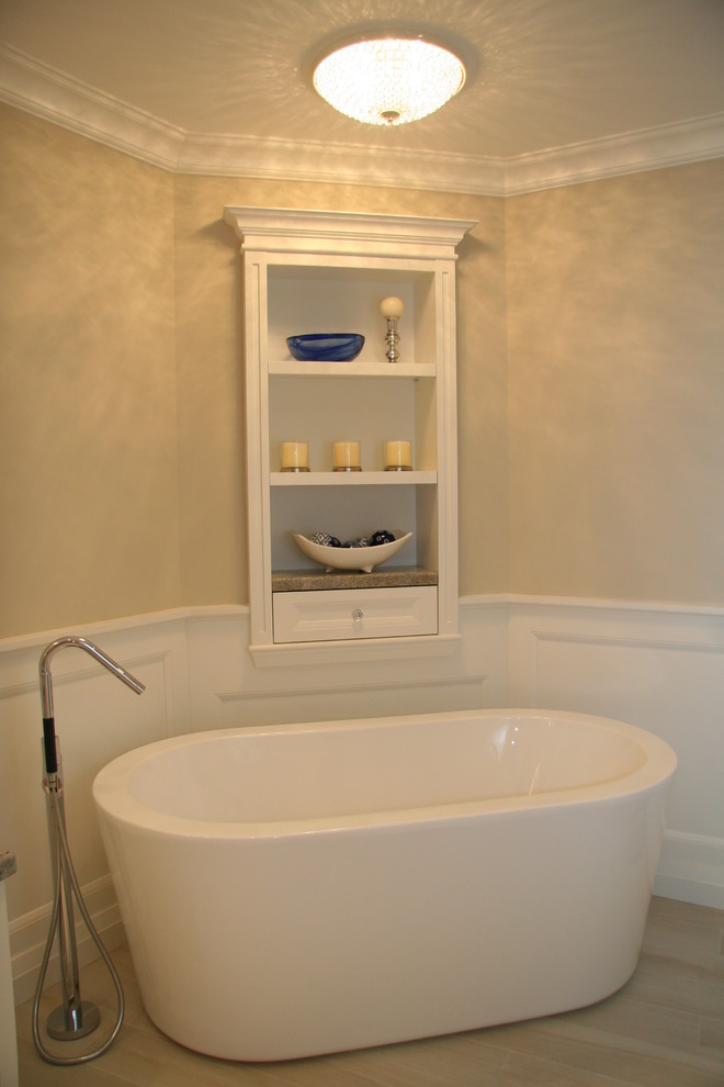 На фото: главная ванная комната среднего размера в классическом стиле с фасадами с утопленной филенкой, белыми фасадами, отдельно стоящей ванной, бежевыми стенами, светлым паркетным полом, врезной раковиной и столешницей из гранита с