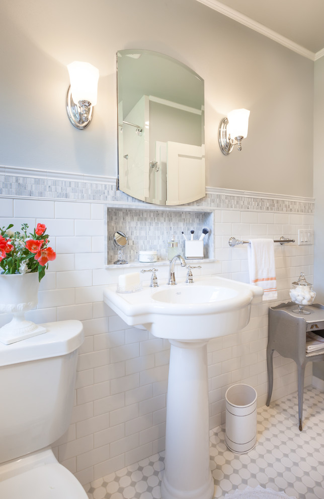 Idéer för ett litet klassiskt badrum med dusch, med ett piedestal handfat, marmorbänkskiva, vit kakel, mosaik, grå väggar, mosaikgolv, en öppen dusch, en toalettstol med separat cisternkåpa, dusch med duschdraperi, luckor med glaspanel, vita skåp och vitt golv