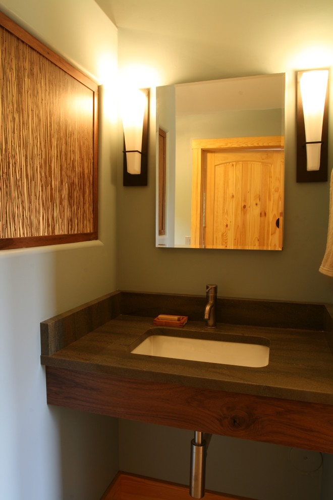 Идея дизайна: главная ванная комната среднего размера в классическом стиле с душем в нише, бежевой плиткой, синими стенами, врезной раковиной, столешницей из искусственного камня и душем с распашными дверями