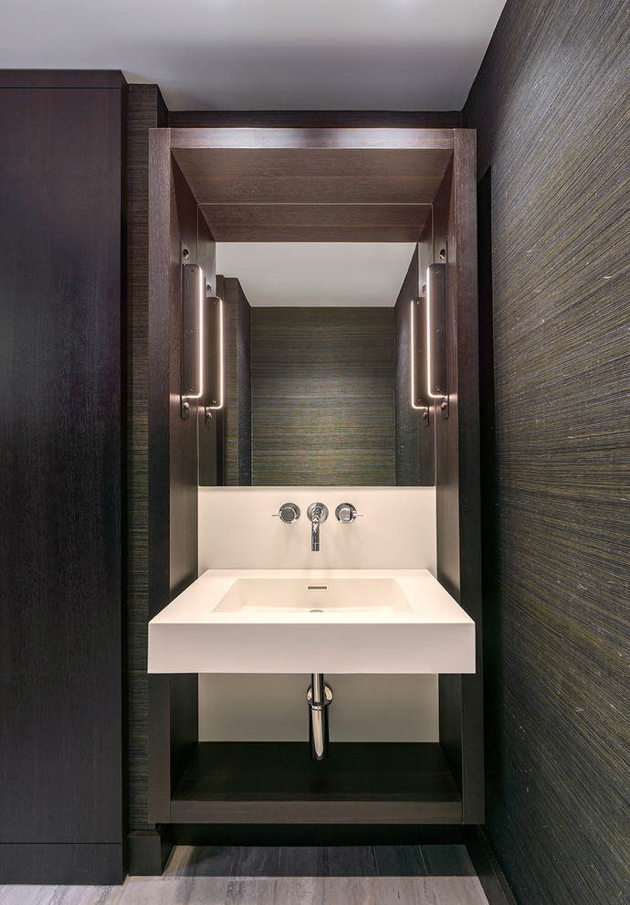 Exempel på ett modernt badrum, med bruna väggar och ett väggmonterat handfat