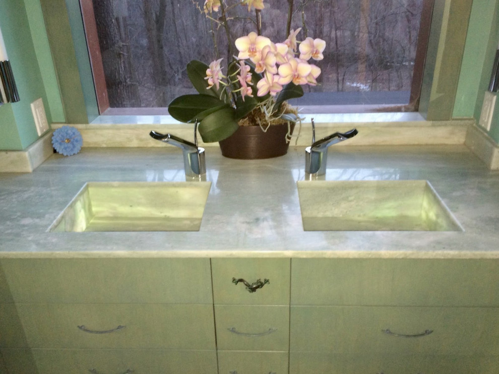Idéer för ett mellanstort eklektiskt beige badrum med dusch, med släta luckor, gröna skåp, flerfärgad kakel, mosaik, klinkergolv i småsten, ett undermonterad handfat och bänkskiva i akrylsten