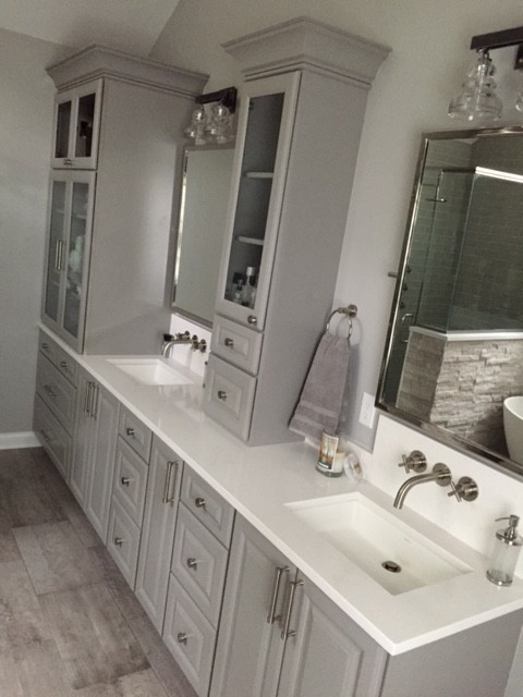 Foto di una stanza da bagno contemporanea con lavabo sottopiano e top in quarzo composito