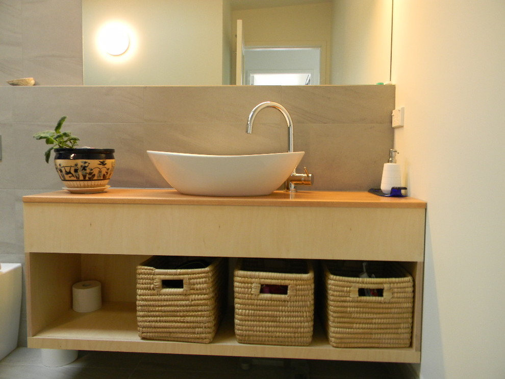 This is an example of a contemporary bathroom in Wellington.