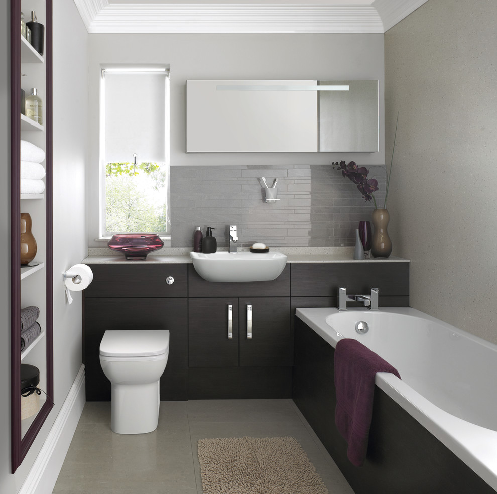 Exempel på ett modernt badrum, med ett undermonterad handfat, möbel-liknande, skåp i mörkt trä, laminatbänkskiva, ett fristående badkar, en öppen dusch, en vägghängd toalettstol, brun kakel, porslinskakel, grå väggar och klinkergolv i porslin
