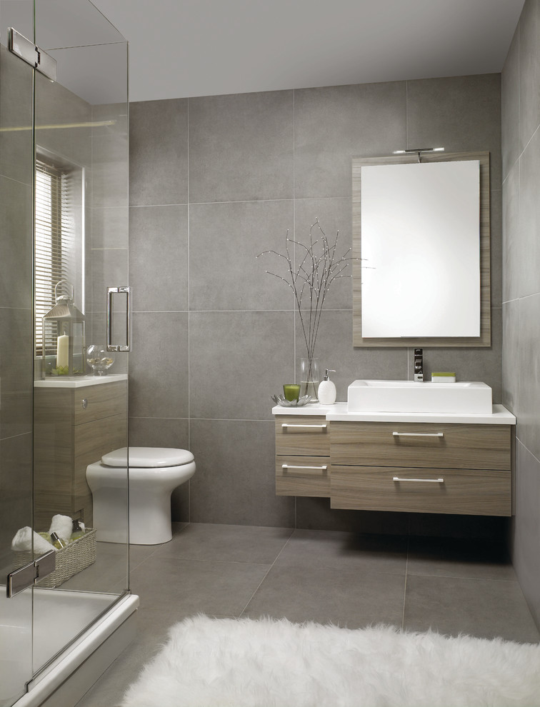 Idées déco pour une salle de bain moderne en bois brun avec un lavabo suspendu, un placard en trompe-l'oeil, un plan de toilette en stratifié, WC suspendus, un carrelage gris, des carreaux de porcelaine, un mur gris et un sol en carrelage de porcelaine.