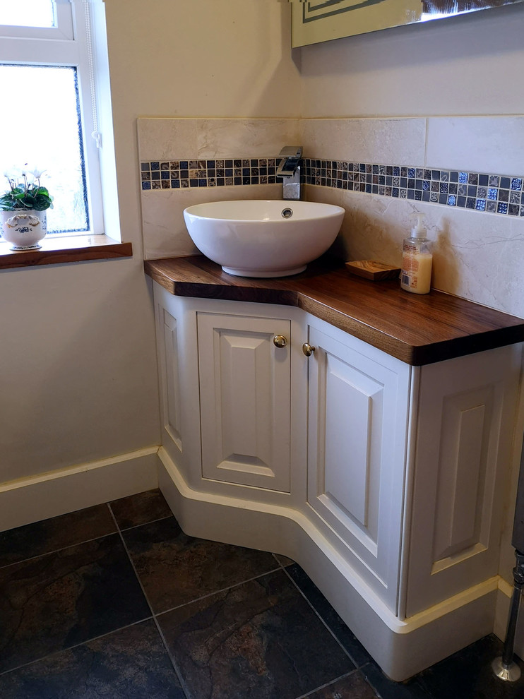 Kleines Klassisches Badezimmer En Suite mit profilierten Schrankfronten, weißen Schränken, Waschtisch aus Holz und brauner Waschtischplatte in West Midlands