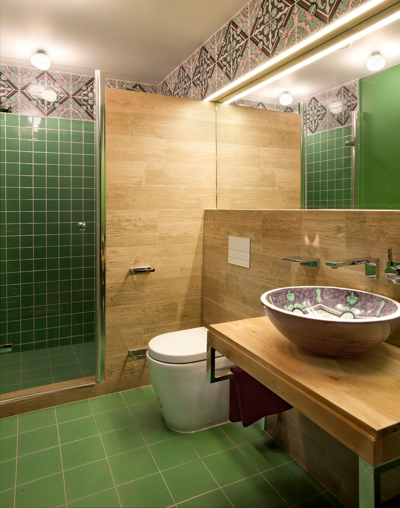 モスクワにあるお手頃価格の中くらいな地中海スタイルのおしゃれなバスルーム (浴槽なし) (ベッセル式洗面器、オープンシェルフ、淡色木目調キャビネット、コーナー設置型シャワー、緑のタイル、セラミックタイル、緑の壁、セラミックタイルの床、分離型トイレ) の写真