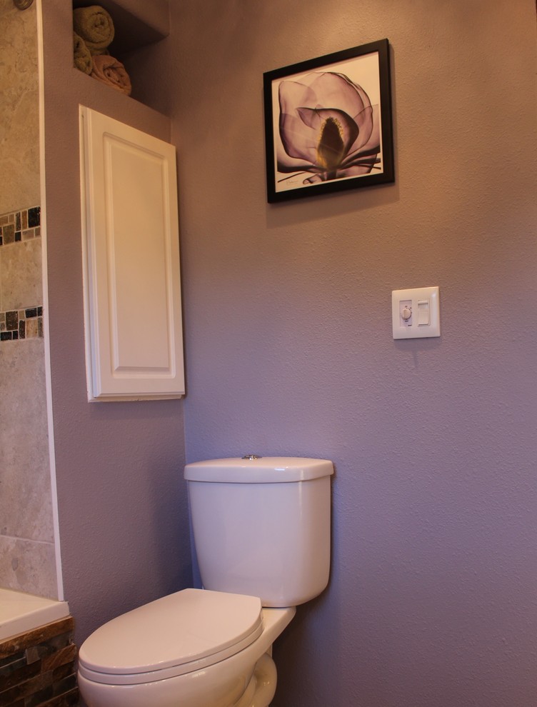 Foto di un piccolo bagno di servizio classico con ante in stile shaker, ante in legno bruno, WC a due pezzi, piastrelle beige, piastrelle in gres porcellanato, pareti viola, pavimento in vinile e lavabo integrato