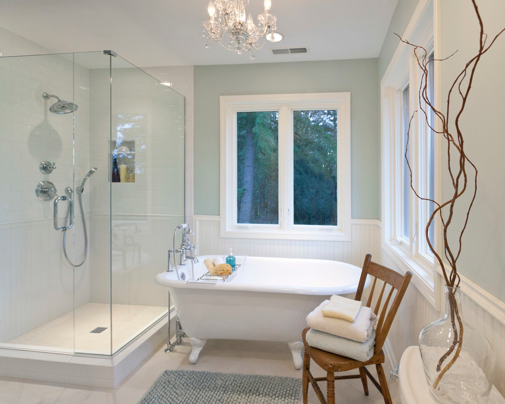 Cette photo montre une salle de bain chic avec un lavabo encastré, un placard avec porte à panneau surélevé, des portes de placard blanches, un plan de toilette en marbre, une baignoire sur pieds, une douche d'angle, un carrelage blanc, des carreaux de céramique, un mur bleu et un sol en carrelage de céramique.