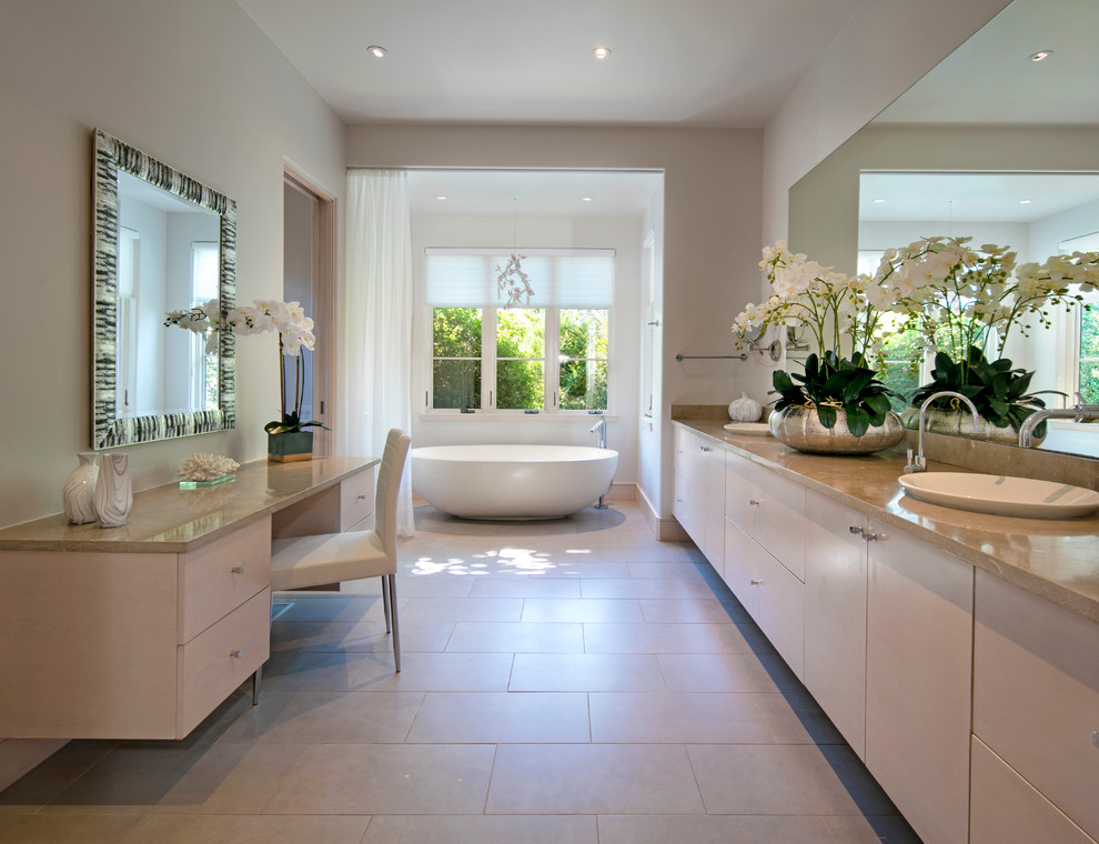 Idée de décoration pour une grande salle de bain principale minimaliste en bois clair avec un placard à porte plane, un carrelage beige, un sol en travertin, un lavabo posé, un plan de toilette en marbre et un sol beige.