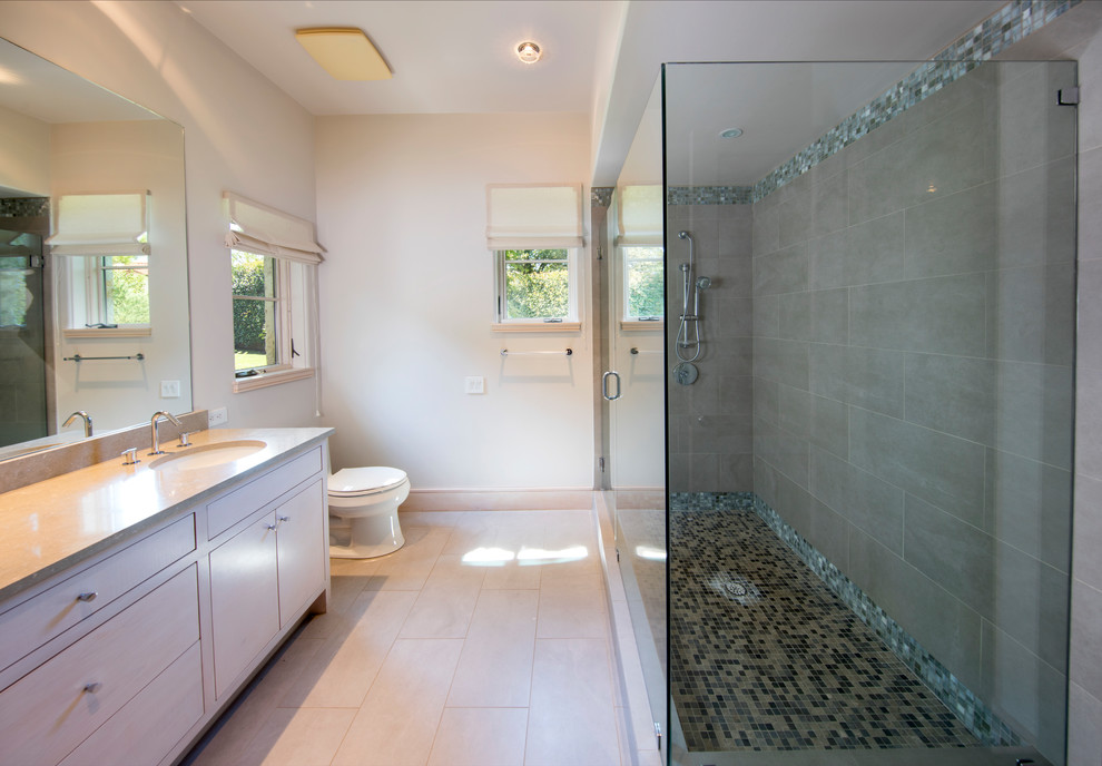 Exempel på ett stort modernt en-suite badrum, med släta luckor, skåp i ljust trä och marmorbänkskiva