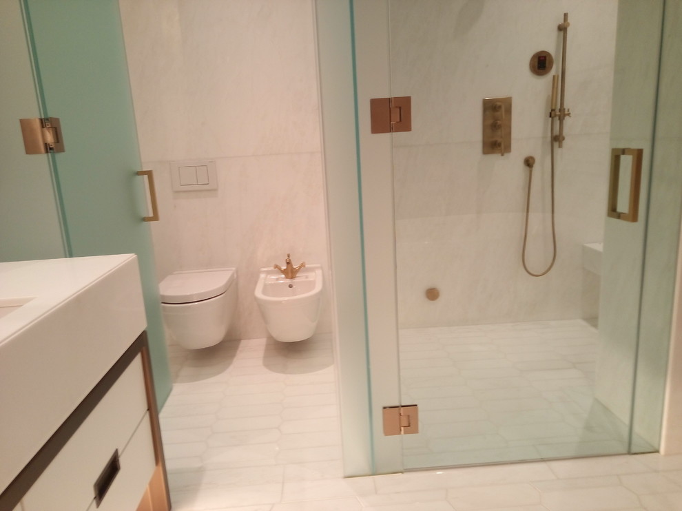Inspiration för ett stort funkis en-suite badrum, med släta luckor, vita skåp, ett fristående badkar, en dusch i en alkov, ett urinoar, flerfärgad kakel, vit kakel, stenhäll, vita väggar och ett avlångt handfat