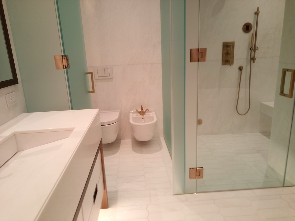 Exempel på ett stort modernt en-suite badrum, med släta luckor, vita skåp, ett fristående badkar, en dusch i en alkov, ett urinoar, flerfärgad kakel, vit kakel, stenhäll, vita väggar och ett avlångt handfat