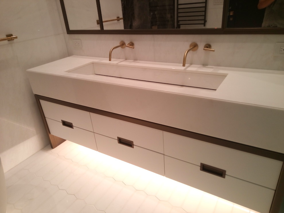 Esempio di una grande stanza da bagno padronale minimal con ante lisce, ante bianche, vasca freestanding, doccia alcova, orinatoio, piastrelle multicolore, piastrelle bianche, lastra di pietra, pareti bianche e lavabo rettangolare