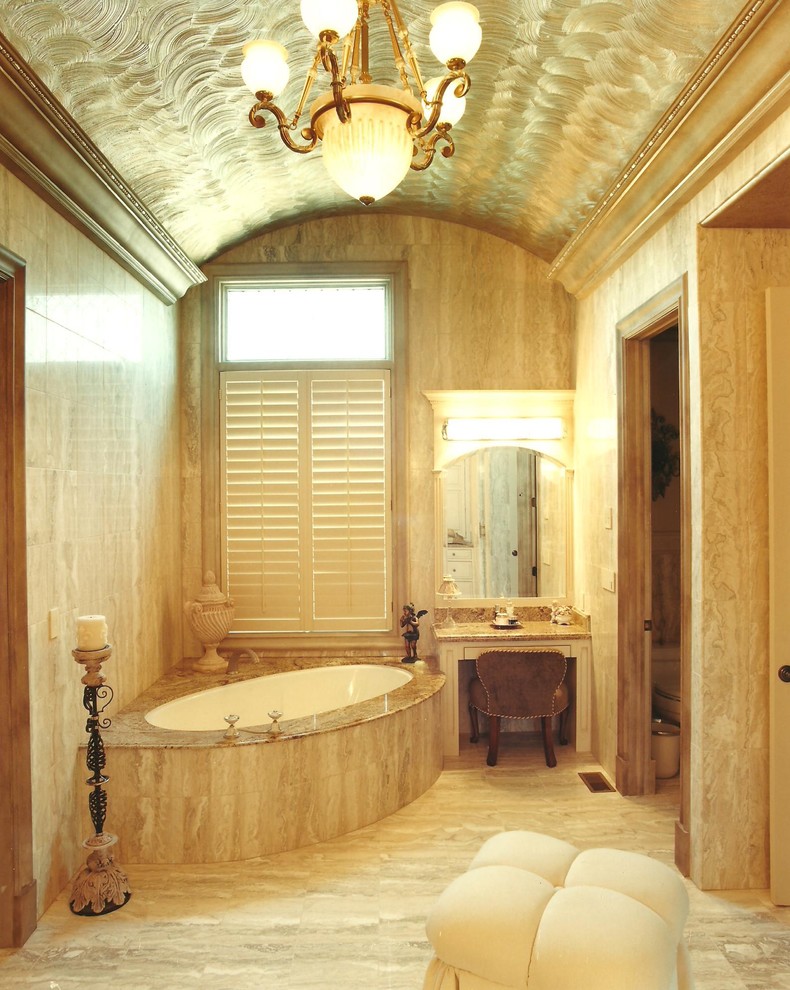 Ispirazione per una stanza da bagno padronale chic di medie dimensioni con vasca ad angolo, WC monopezzo, piastrelle beige, lastra di pietra, pareti beige, pavimento in marmo e top in marmo