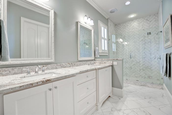 Klassisk inredning av ett mellanstort en-suite badrum, med skåp i shakerstil, vita skåp, en dusch i en alkov, grå väggar, klinkergolv i porslin, ett undermonterad handfat, granitbänkskiva, vitt golv, dusch med gångjärnsdörr, vit kakel och porslinskakel