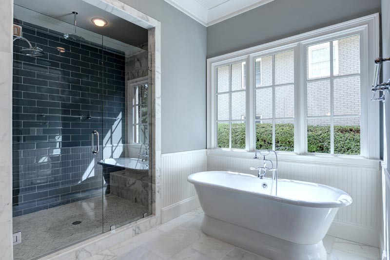 Inspiration för ett stort funkis en-suite badrum, med ett fristående badkar, en dusch i en alkov, blå kakel, grå kakel, keramikplattor, grå väggar, marmorgolv, vitt golv och dusch med gångjärnsdörr